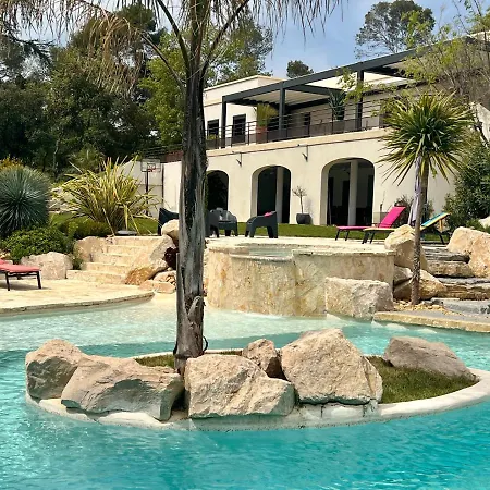 Des Cabres Villa